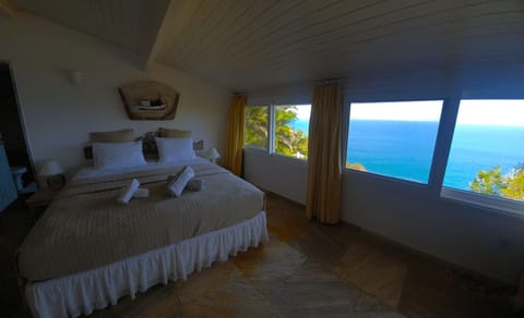 Deluxe Studio Suite | Desk, laptop workspace, free WiFi