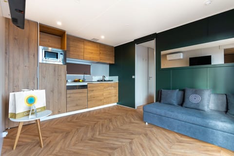 Elite Mobile Home (Pet Friendly) | Private kitchen | Espresso maker, coffee/tea maker, electric kettle