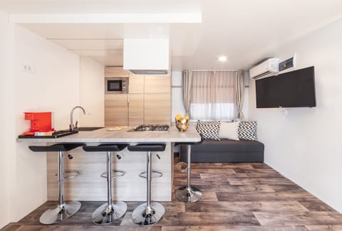 Cottage Deluxe Maxi | Private kitchen | Espresso maker, coffee/tea maker, electric kettle