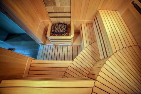 Sauna, 3 treatment rooms, manicures and pedicures