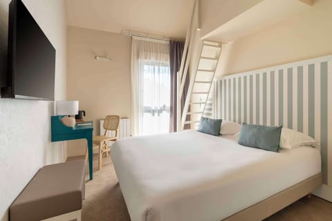 Family Room, Multiple Beds, Non Smoking, Mezzanine | Premium bedding, desk, free cribs/infant beds, free WiFi