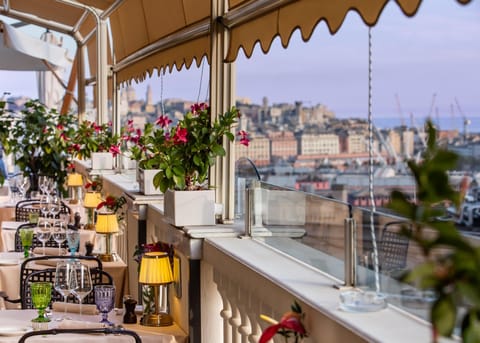 2 restaurants; breakfast, lunch, and dinner served