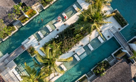 3 outdoor pools, free cabanas, pool umbrellas