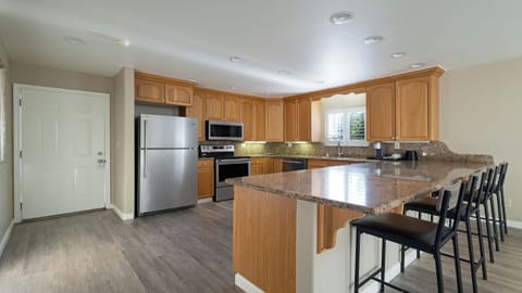 Executive Studio Suite, 1 King Bed, Non Smoking, Kitchen | Private kitchen | Microwave, coffee/tea maker