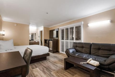 Premium bedding, desk, blackout drapes, free WiFi