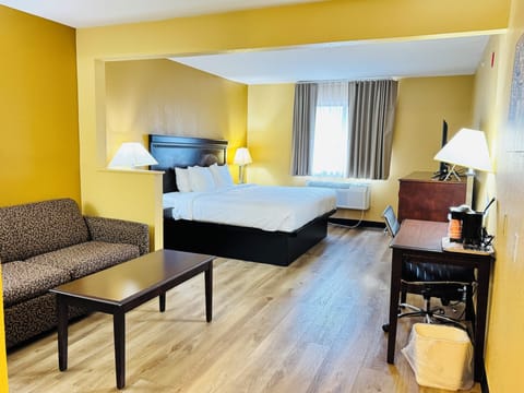 King Bed with Sofa bed and Hot tub, Non Smoking | Iron/ironing board, free WiFi, bed sheets, alarm clocks