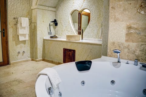 Honeymoon Suite | Jetted tub