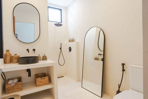 Family Villa | Bathroom | Shower, rainfall showerhead, free toiletries, hair dryer