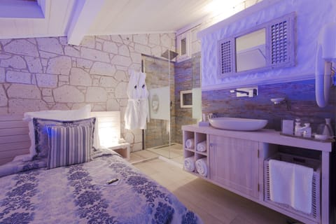 Penthouse Suite | Bathroom | Shower, rainfall showerhead, designer toiletries, hair dryer