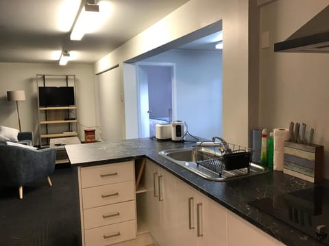 Fridge, coffee/tea maker