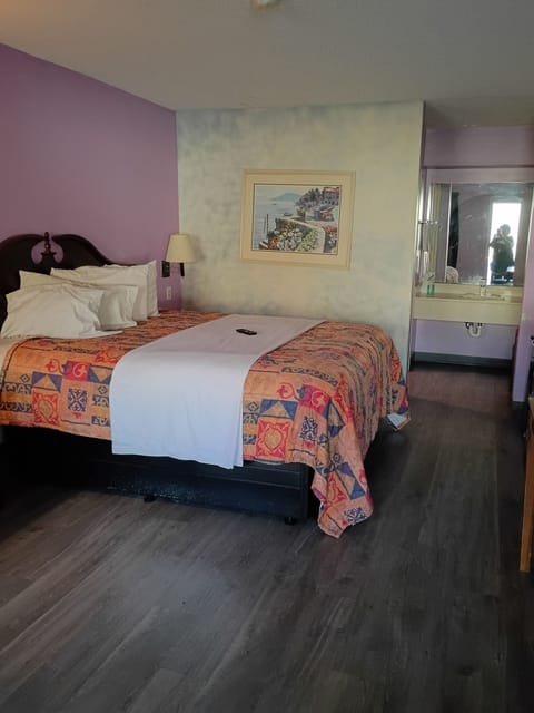 Basic Single Room | Iron/ironing board, free WiFi, bed sheets, alarm clocks