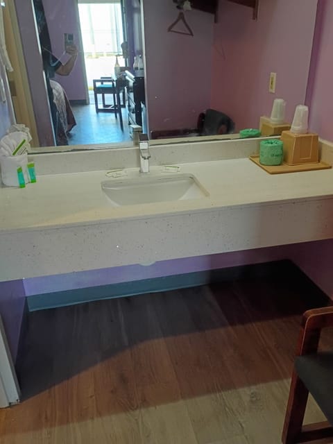 Basic Single Room | Bathroom | Free toiletries, hair dryer, towels