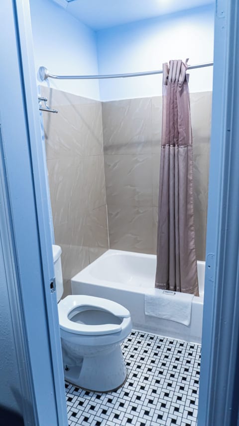 Deluxe Room | Bathroom | Free toiletries, hair dryer, towels