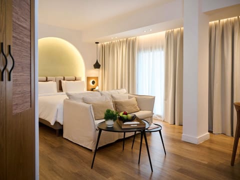 Deluxe Room, 1 King Bed | Frette Italian sheets, premium bedding, Select Comfort beds, minibar