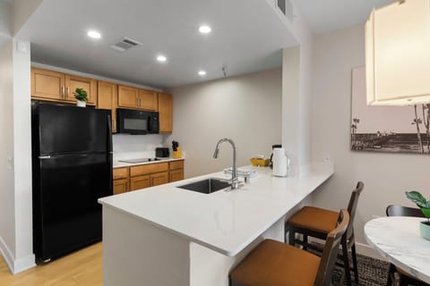 Standard Studio, Non Smoking, Kitchenette | Dining room