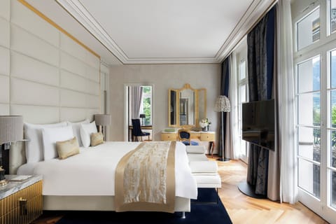 Suite, 1 King Bed | Premium bedding, minibar, in-room safe, desk