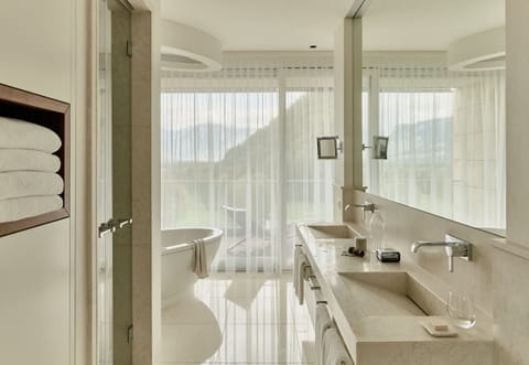 Deluxe Loft | Bathroom | Free toiletries, hair dryer, bathrobes, slippers