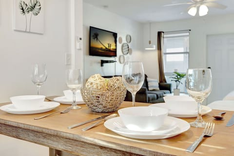 Room 7 | In-room dining