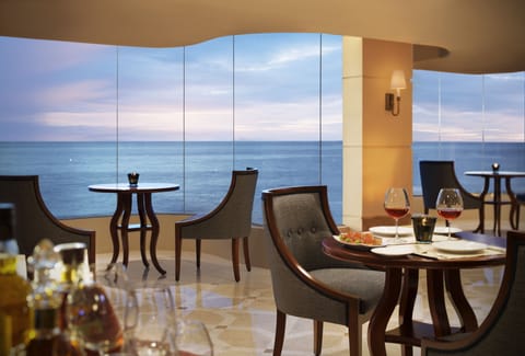 4 restaurants; lunch and dinner served