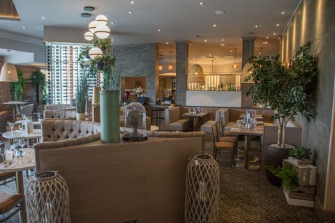 Breakfast and lunch served