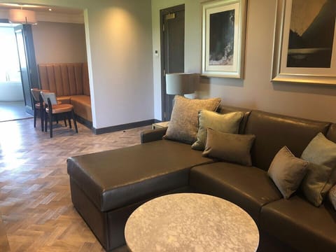 Riverside Lodge Suite | Desk, blackout drapes, iron/ironing board, free cribs/infant beds