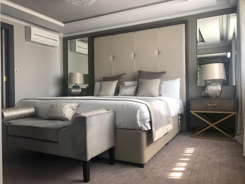 Riverside Lodge Suite | Desk, blackout drapes, iron/ironing board, free cribs/infant beds