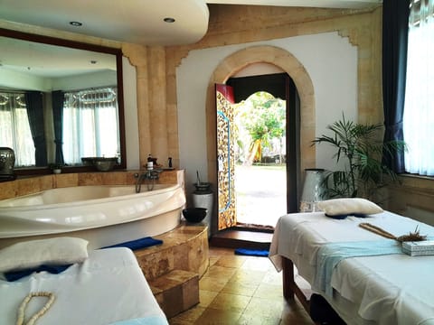 Couples treatment rooms, body treatments, aromatherapy