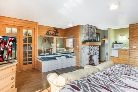 Signature Suite, 1 King Bed, Jetted Tub (Smoke Free) | Desk, iron/ironing board, free WiFi, bed sheets