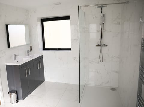 Superior Double Room | Bathroom | Towels