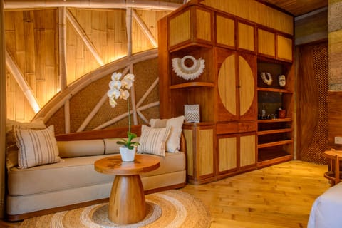 Floating Lake | Living area | 43-inch Smart TV with cable channels, TV