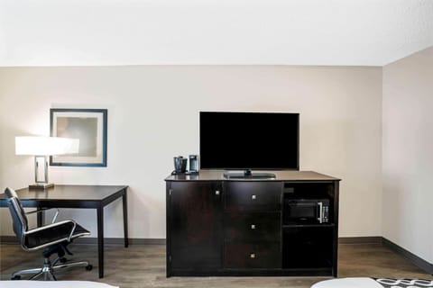 Premium bedding, desk, iron/ironing board, free cribs/infant beds