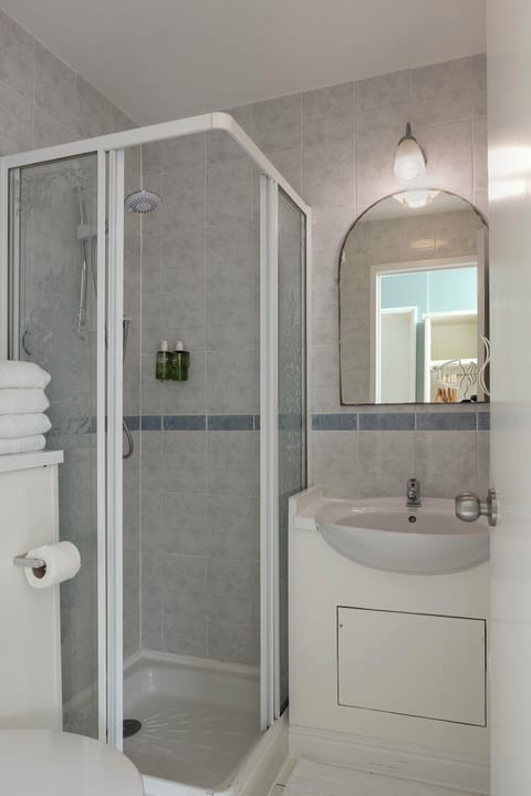 Family Quadruple Room, 2 Bedrooms | Bathroom | Hair dryer, towels, soap, shampoo