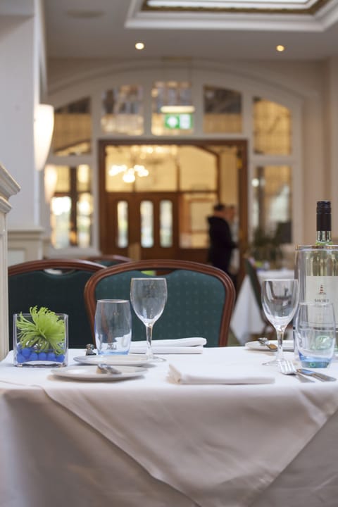 2 restaurants, breakfast, lunch, dinner served; British cuisine