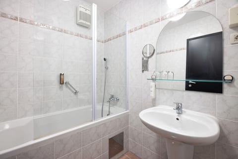 Family Suite | Bathroom | Combined shower/tub, free toiletries, hair dryer, slippers
