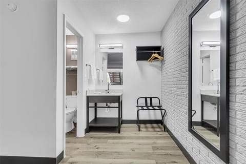 Combined shower/tub, eco-friendly toiletries, hair dryer, towels