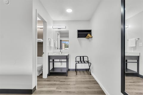 Combined shower/tub, eco-friendly toiletries, hair dryer, towels