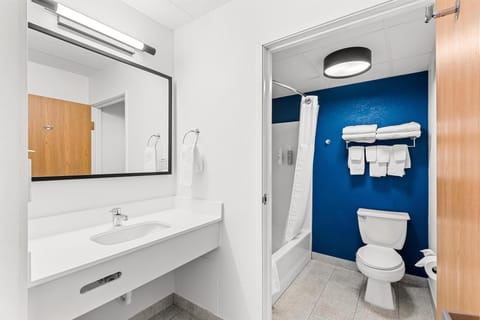 Combined shower/tub, free toiletries, hair dryer, towels