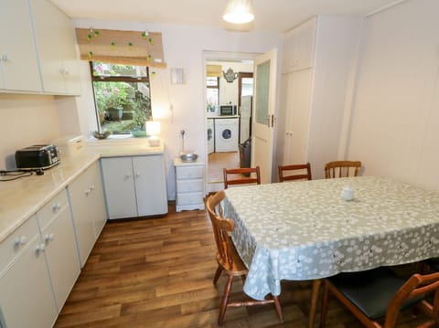 Dishwasher, electric kettle, toaster, cookware/dishes/utensils