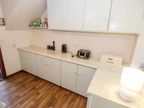 Dishwasher, electric kettle, toaster, cookware/dishes/utensils