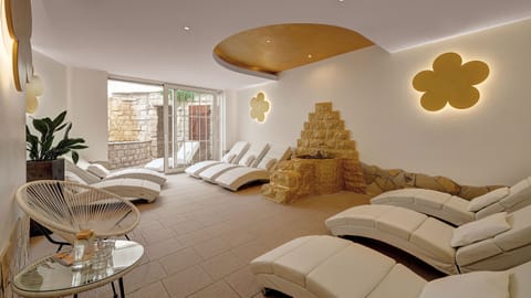 Couples treatment rooms, sauna, hot tub, steam room, body treatments