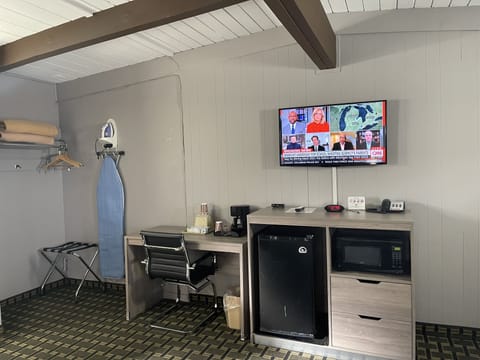 2 Doubles - Non Smoking | Desk, iron/ironing board, free WiFi, bed sheets