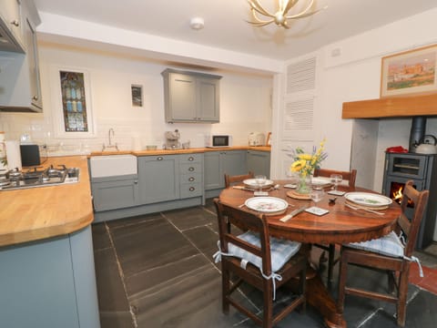 Dishwasher, cookware/dishes/utensils