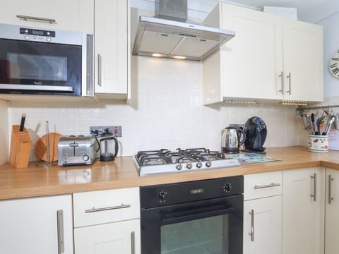Cottage | Private kitchen | Fridge, cookware/dishes/utensils