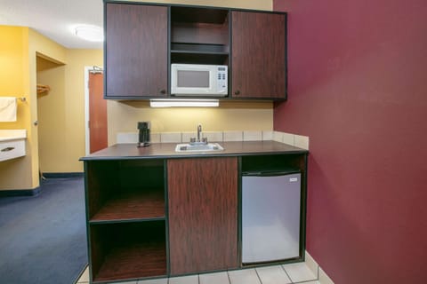 Efficiency, Room, 1 King Bed | Private kitchen | Fridge, microwave, coffee/tea maker