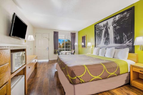 Standard Room, 1 King Bed | Laptop workspace, free cribs/infant beds, free WiFi, bed sheets