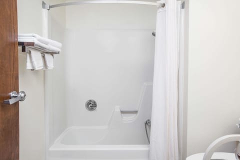 Room, 1 Queen Bed, Accessible, Non Smoking (Mobility Accessible) | Bathroom | Combined shower/tub, hair dryer, towels