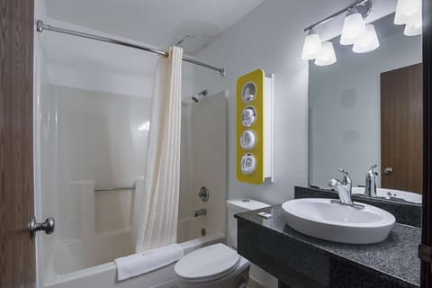 Combined shower/tub, towels