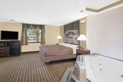 Deluxe Studio Suite, 1 King Bed, Non Smoking | Pillowtop beds, in-room safe, desk, blackout drapes