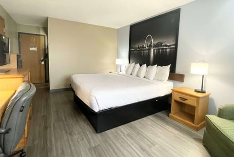 Standard Room, 1 King Bed | In-room safe, laptop workspace, blackout drapes, iron/ironing board