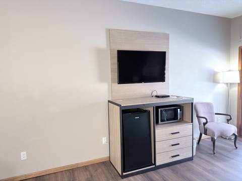 Suite, 1 King Bed, Non Smoking | Individually decorated, individually furnished, laptop workspace